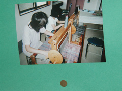 さをり織り作業中